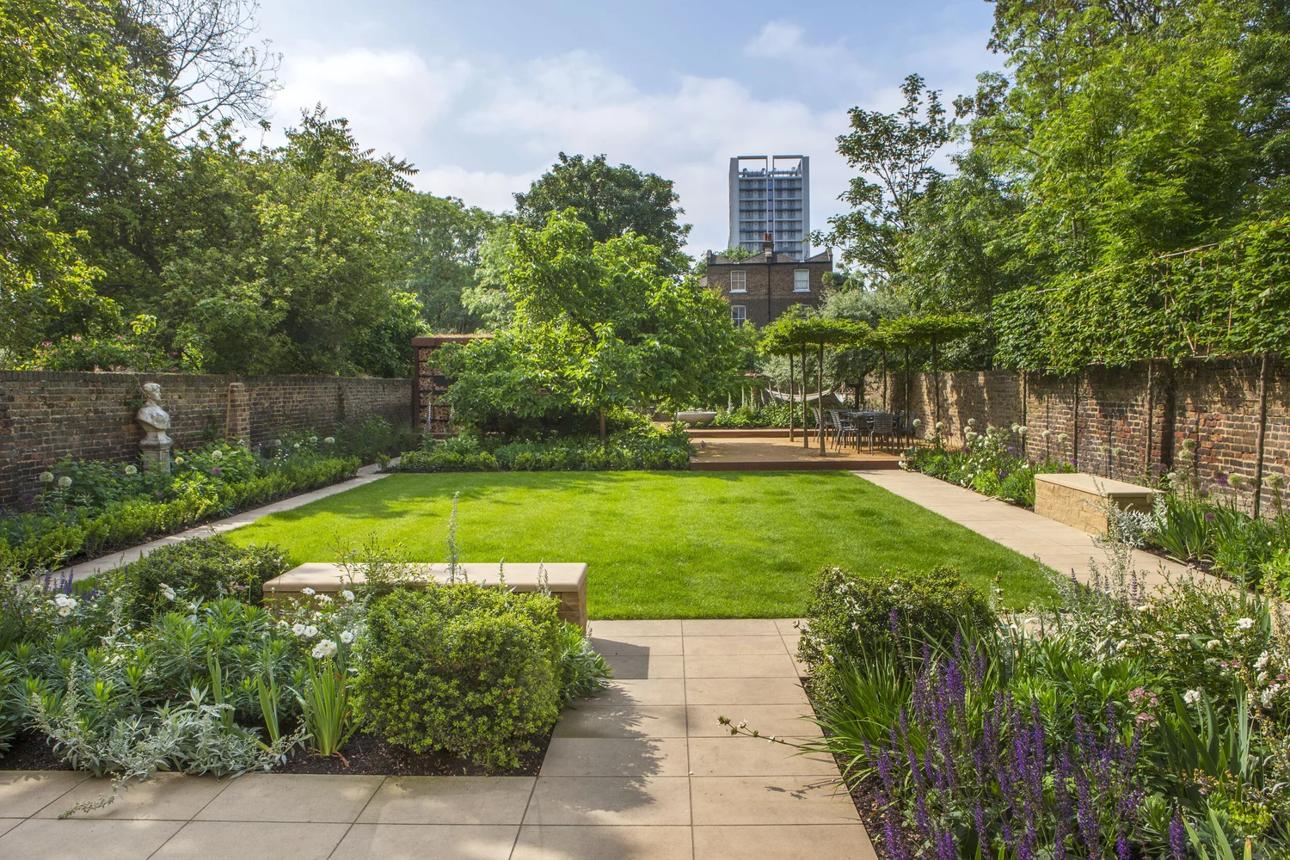 Choose a Local Gardener Familiar With North and West London Gardens